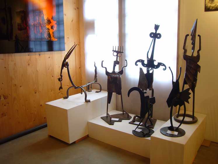 [15-Sculptures-display.jpg]